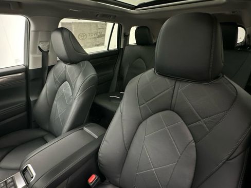 Used 2023 Toyota Highlander Platinum image 9