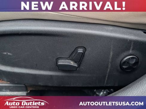Used 2018 Chrysler 300 Limited AWD/4WD image 11