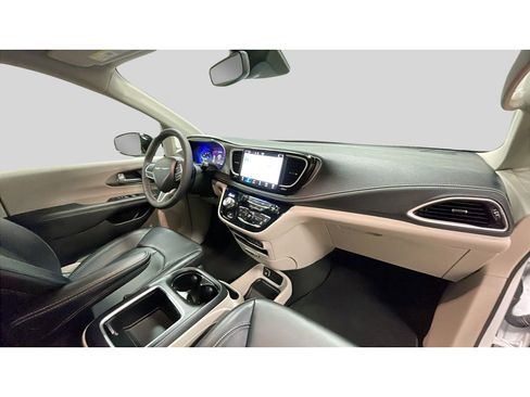 Used 2024 Chrysler Pacifica Touring-L image 17