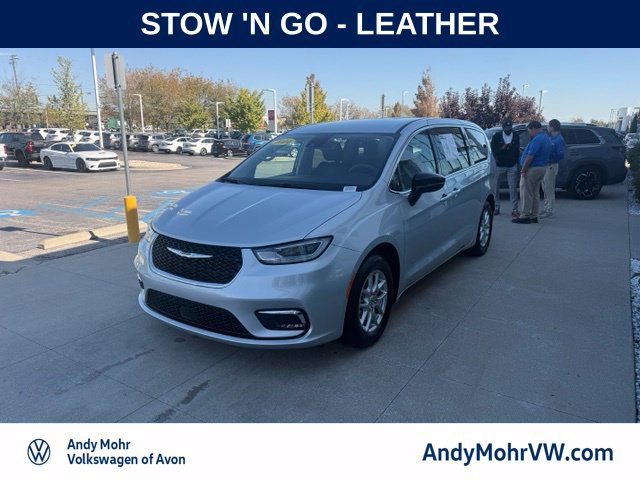 Used 2024 Chrysler Pacifica Touring-L FWD image 3