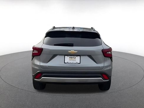 Used 2025 Chevrolet Trax LT w/ LT Convenience Package image 12