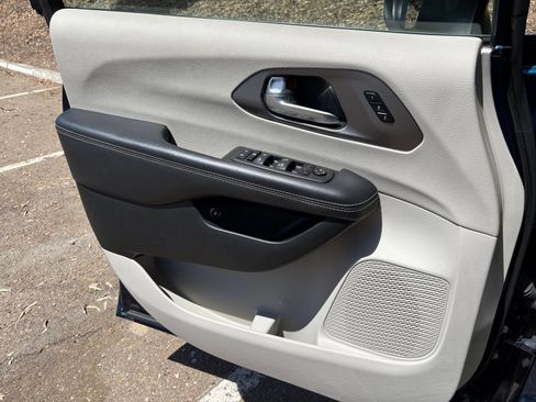 Used 2023 Chrysler Pacifica Touring-L FWD image 15