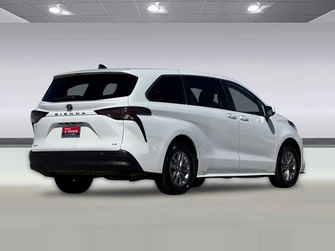 Used 2025 Toyota Sienna LE image 3
