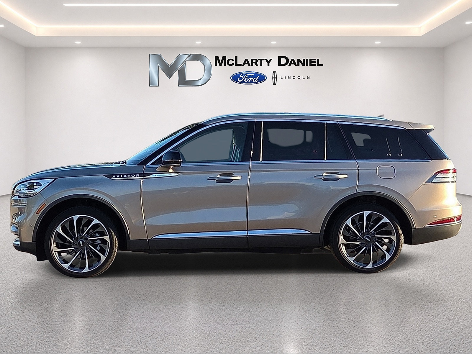 Used 2021 Lincoln Aviator Reserve w/ Equipment Group 202A AWD/4WD image 3