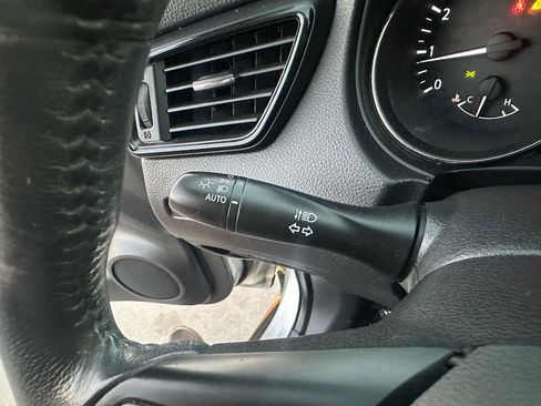 Used 2017 Nissan Rogue SV image 38