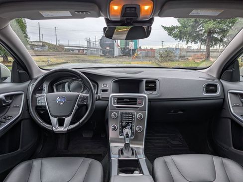 Used 2015 Volvo V60 T5 Platinum image 13