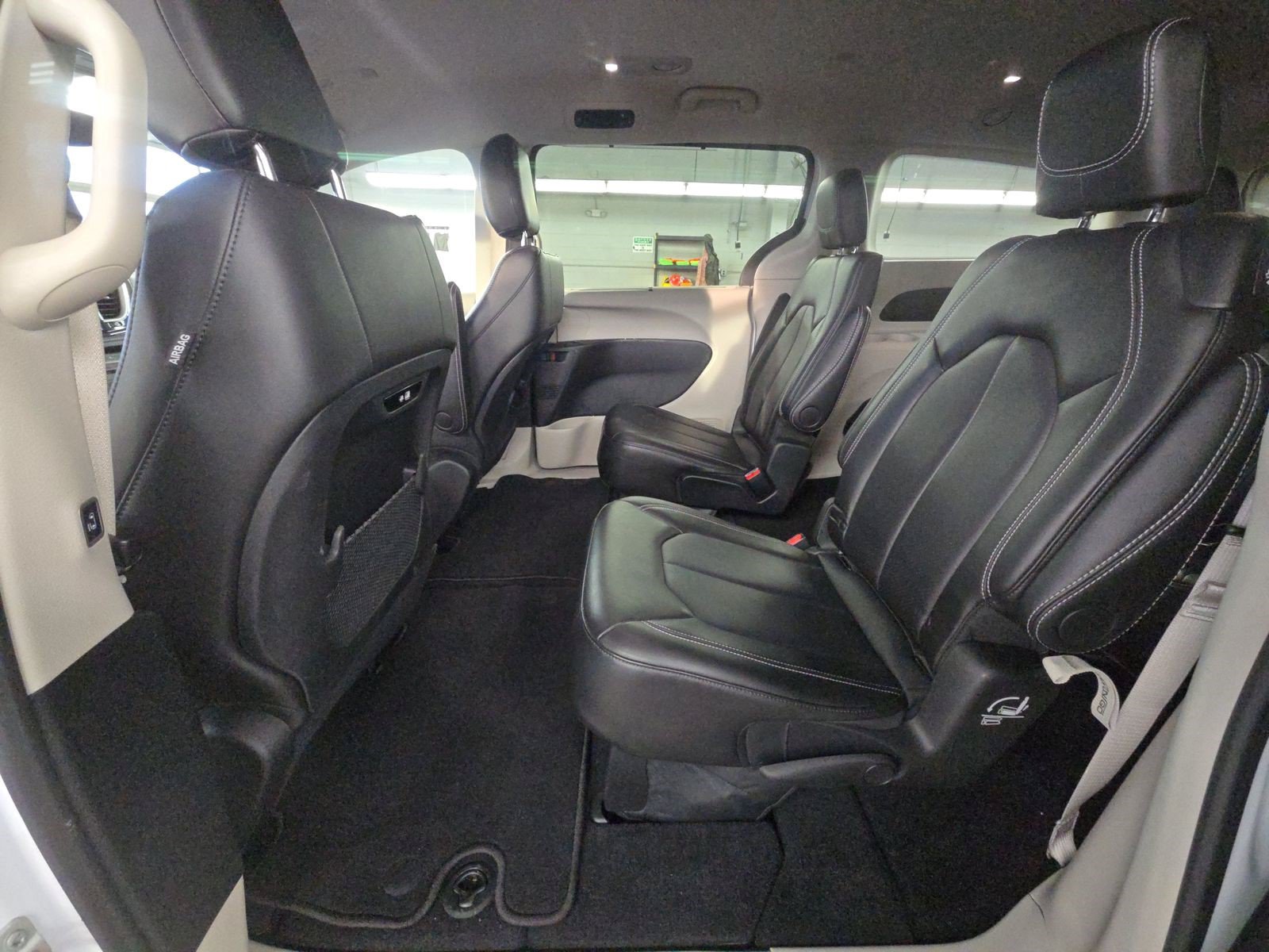 Used 2024 Chrysler Pacifica Touring-L FWD image 10