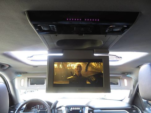 Used 2016 Chevrolet Suburban LT image 21