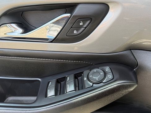 Used 2023 Chevrolet Traverse LT image 12