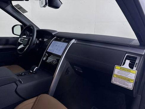 New 2026 Land Rover Discovery Dynamic SE image 31