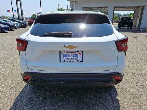 Certified 2024 Chevrolet Trax LS w/ LS Convenience Package FWD image 23