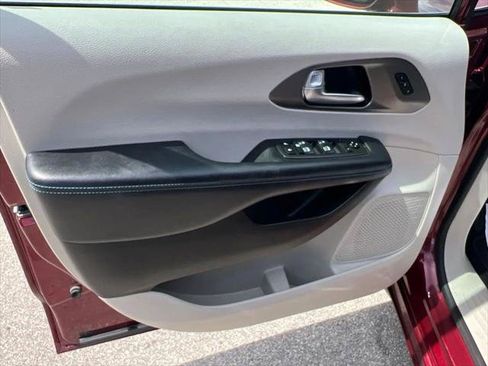 Certified 2021 Chrysler Pacifica Touring-L w/ Uconnect Theater Family Group FWD image 34