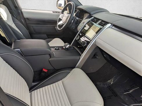 Used 2024 Land Rover Discovery Metropolitan Edition image 24