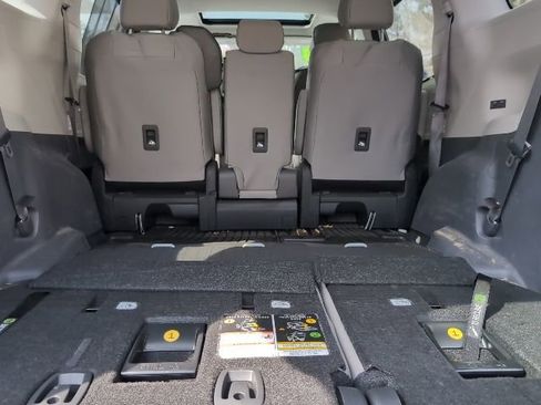 Used 2024 Toyota Sienna LE w/ LE Plus Package image 29