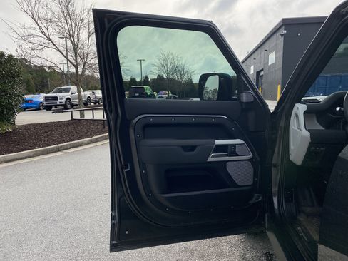 Used 2023 Land Rover Defender 130 X-Dynamic SE image 19