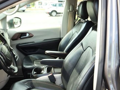 Used 2018 Chrysler Pacifica Touring-L FWD image 14
