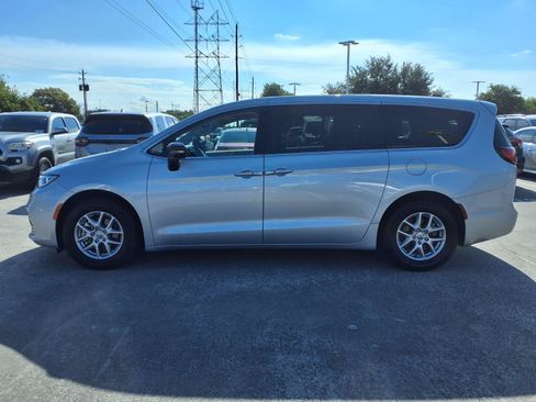 Used 2024 Chrysler Pacifica Touring-L FWD image 23