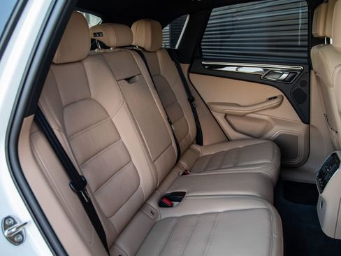 Certified 2023 Porsche Macan S AWD/4WD image 13