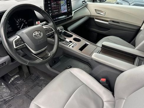 Used 2022 Toyota Sienna XLE w/ XLE Plus Package image 11