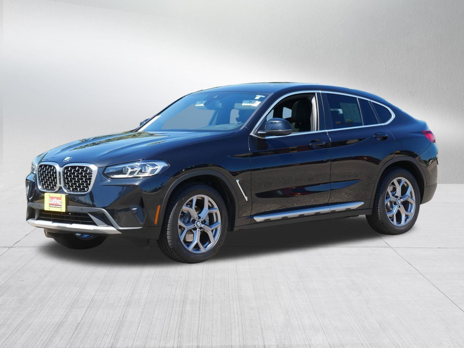 Used 2024 BMW X4 xDrive30i w/ Parking Assistance Package AWD/4WD image 3