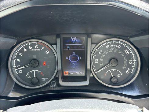 Used 2018 Toyota Tacoma TRD Off-Road w/ Technology Package image 20