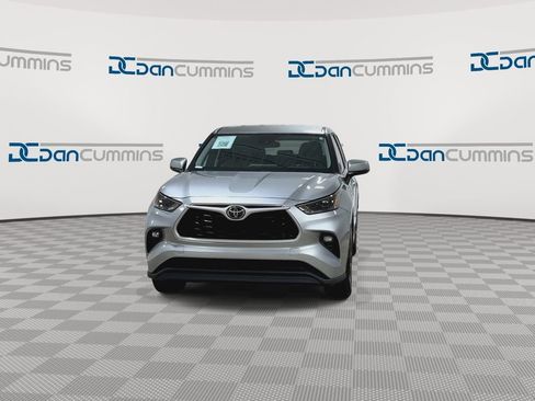 Used 2023 Toyota Highlander LE image 4