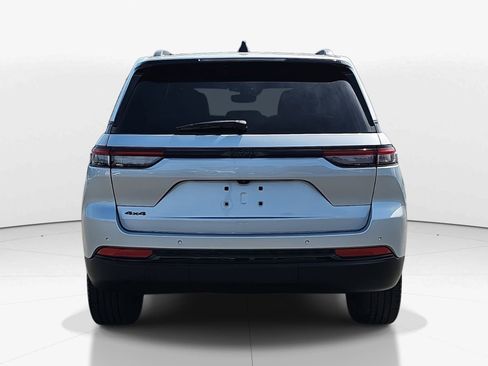 Used 2023 Jeep Grand Cherokee Altitude image 4