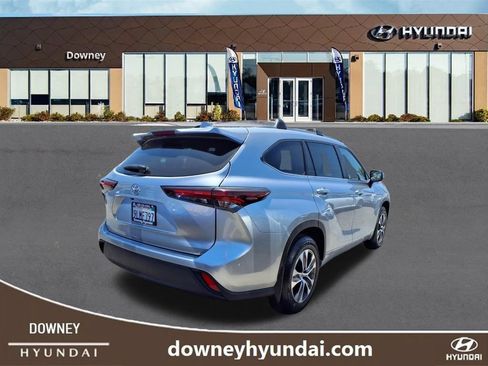 Used 2024 Toyota Highlander XLE FWD image 3