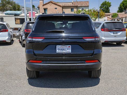 Used 2023 Jeep Grand Cherokee Altitude RWD image 5