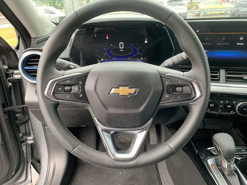 Certified 2024 Chevrolet Trax LT w/ LT Convenience Package FWD image 11