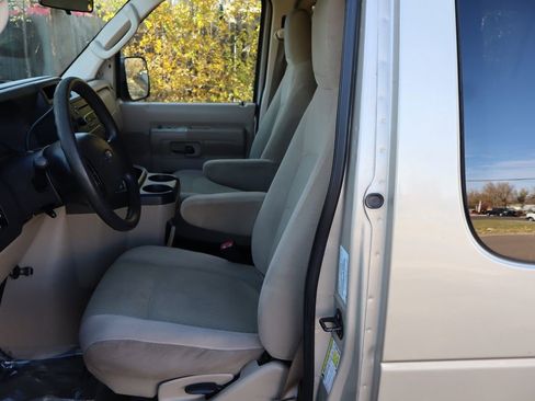 Used 2009 Ford E-350 and Econoline 350 Super Duty Wagon image 19