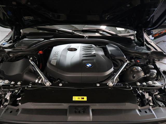 Used 2027 BMW 550e xDrive AWD/4WD image 18