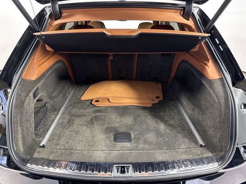 Used 2023 Bentley Bentayga Extended Wheelbase image 34