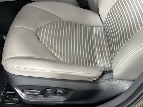 Used 2023 Toyota Camry SE image 12