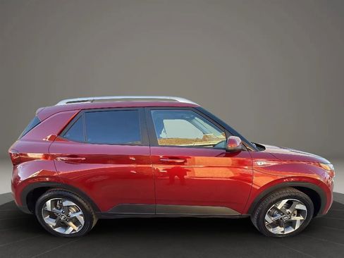 Used 2024 Hyundai Venue SEL image 4
