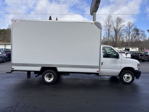 Used 2026 Ford E-450 and Econoline 450 Super Duty w/ Interior Upgrade Package image 5