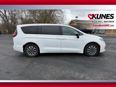 Used 2024 Chrysler Pacifica Limited FWD image 3
