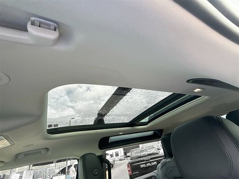 Used 2023 Land Rover Defender 90 SE image 24