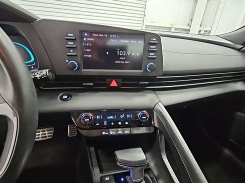 Used 2025 Hyundai Elantra Sport image 13