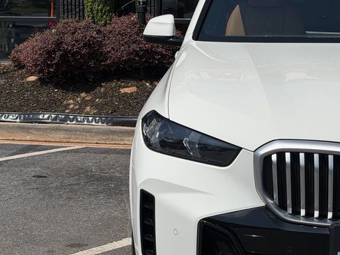 Used 2024 BMW X5 xDrive40i w/ M Sport Package AWD/4WD image 4