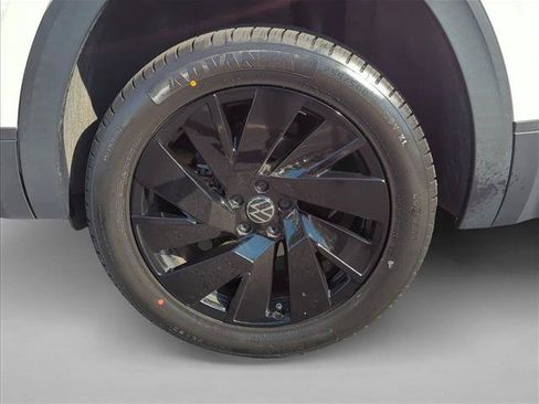 Used 2024 Volkswagen Atlas SE w/ Panoramic Sunroof Package FWD image 13