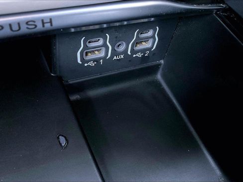 Used 2023 Chrysler Pacifica Limited FWD image 30