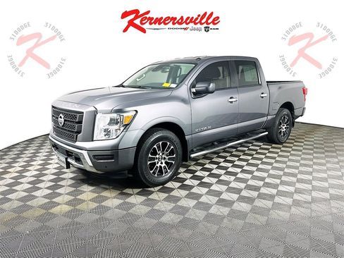 Used 2021 Nissan Titan SV w/ SV Convenience Package image 3