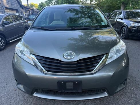 Used 2012 Toyota Sienna LE w/ Towing Pkg AWD/4WD image 2