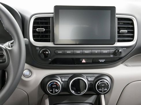 Used 2025 Hyundai Venue SEL image 18
