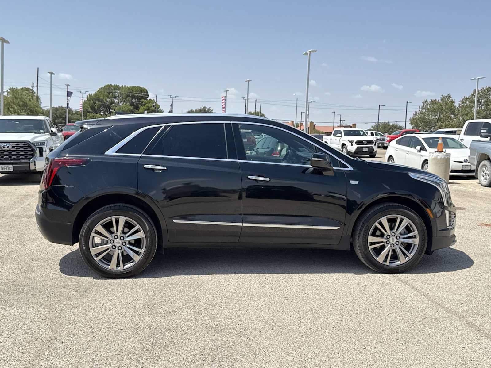 Used 2023 Cadillac XT5 Premium Luxury w/ LPO, Floor Liner Package AWD/4WD image 9