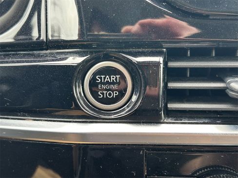 Used 2024 Nissan Pathfinder SV image 27