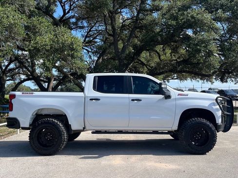 Used 2021 Chevrolet Silverado 1500 LT Trail Boss w/ LPO, Dark Essentials Package AWD/4WD image 4
