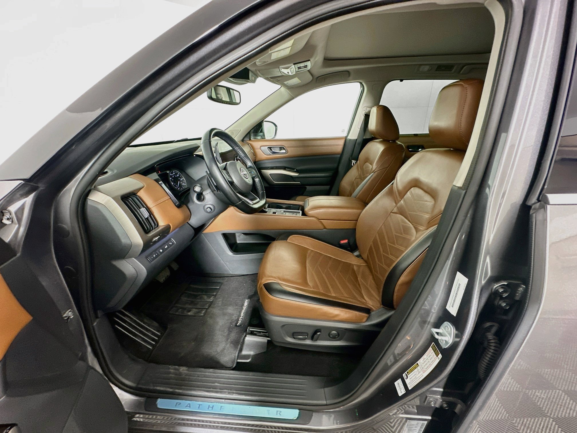 Used 2022 Nissan Pathfinder Platinum w/ Cargo Package FWD image 13