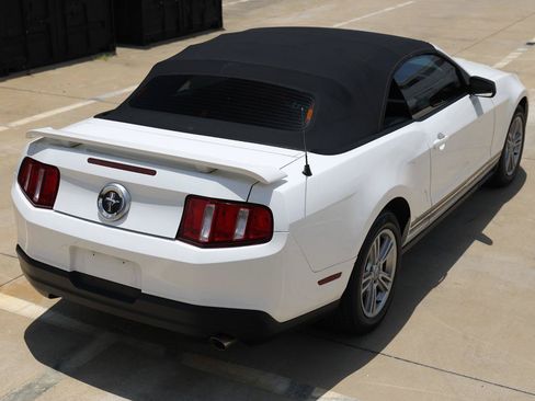 Used 2010 Ford Mustang Convertible RWD image 11